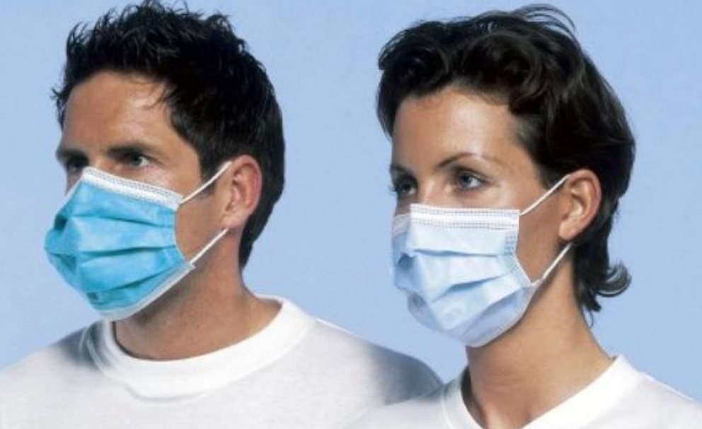 Какой стороной одевать медицинскую маску. Надевание медицинской маски. Как правильно носить маску. Правильная сторона масок медицинских. Надевание одноразовой медицинской маски.