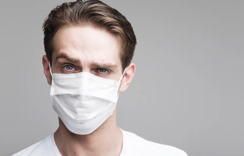 Роспотребнадзор рассказал, как правильно носить медицинские маски